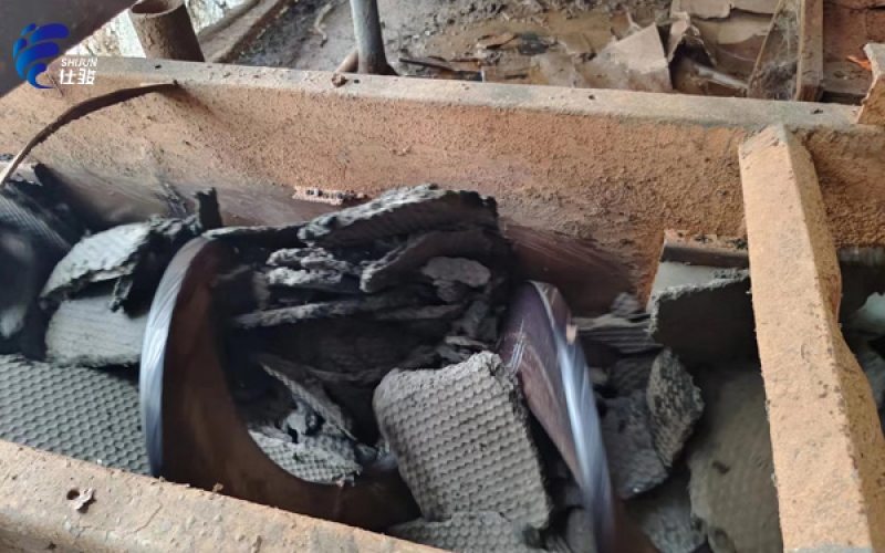 造紙廠污泥加入SJC-08 泥餅干燥飽滿